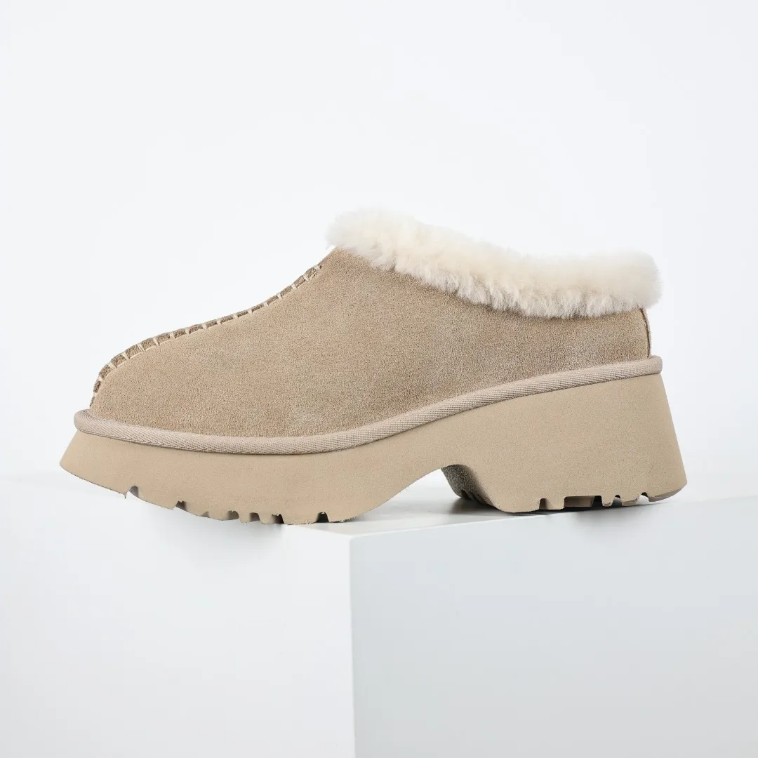 Pick up locally 💰560 Core recommended good price It is a very suitable choice for home use. In recent years, uug has launched a series of styles, which are partially geared towards the preferences of young consumers and have also moved to the forefront of fashion trends. Shoe body material: water-repellent coated suede upper, 17 mm UGGPURE™ implantable wool insole, lightweight non-slip and comfortable rubber outsole, with brand LOGO and trademark, with full packaging Size: 35 36 37 38 39 40